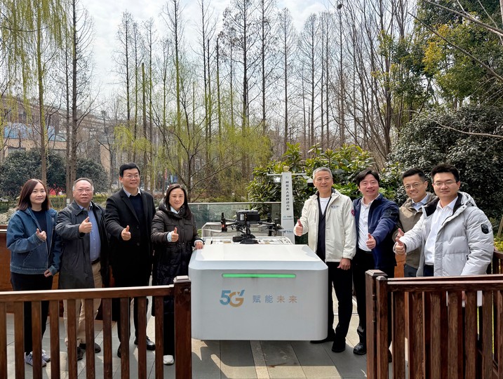 圖7:考察團一行在「天驛」5G 網聯無人機自動機場(方艙)前合影留念 (1).jpeg