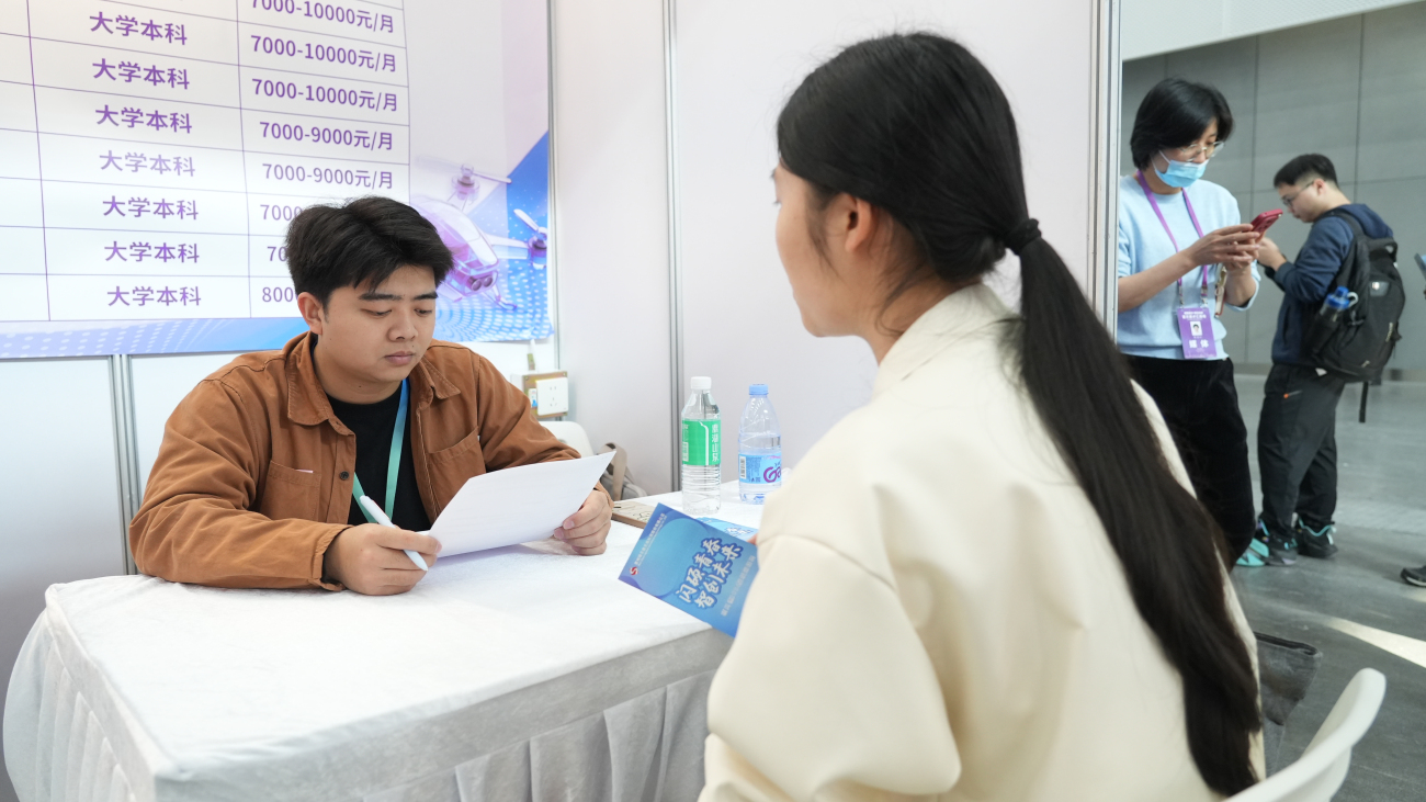 應聘者在惠州某企業遞交簡歷 攝影:盧偉.jpg