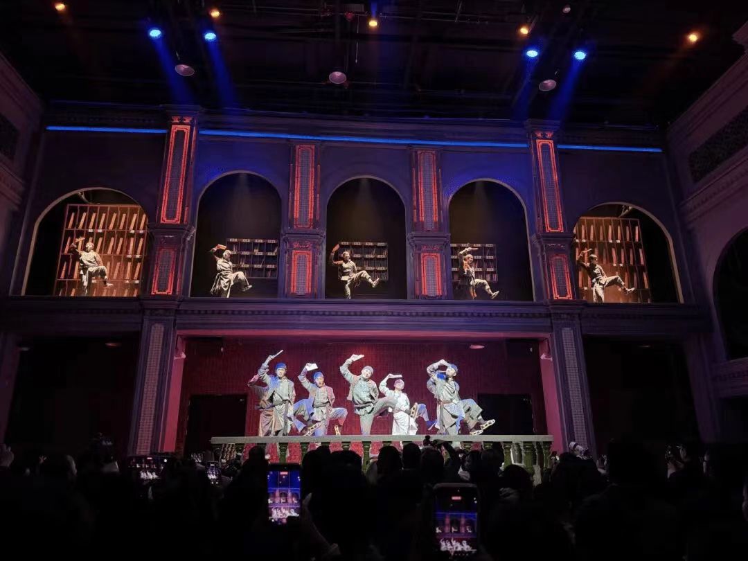 圖四：《再回閩南》“樓上樓下”多維度表演 張旭 攝.jpg