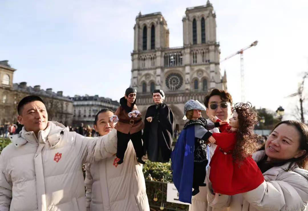 圖七：漳州布袋木偶戲在巴黎聖母院上演 新華社記者 高靜 攝.jpg