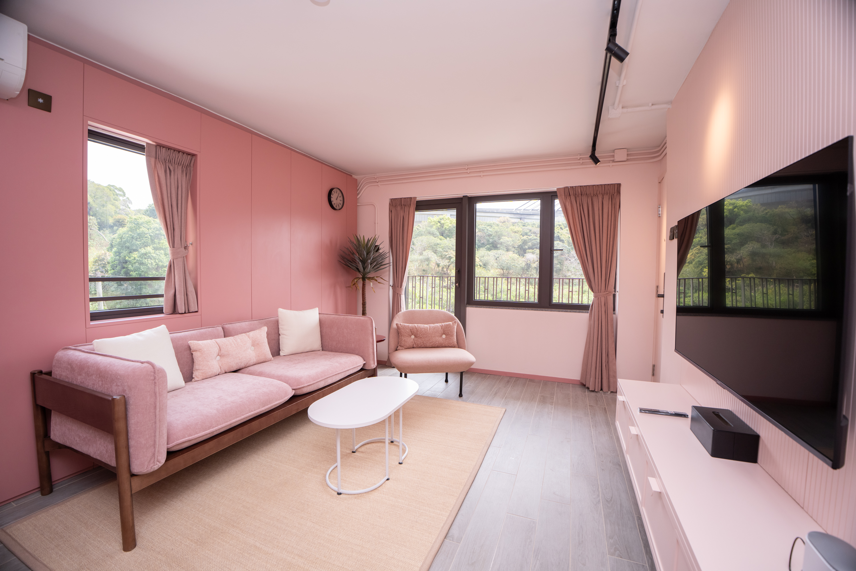 「馬灣1868臨海度假屋」暮色粉櫻主題房 客廳 (1).jpg