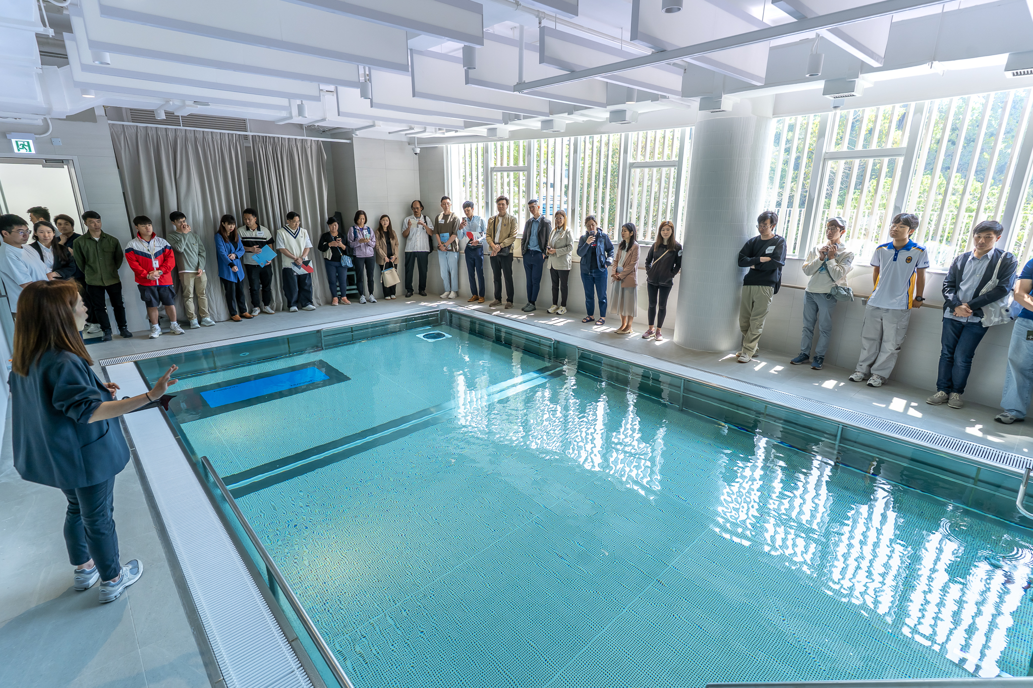3, 嘉賓及業界人士參觀協會首個配備雙升降台的無障礙水療池了解設施如何照顧不同能力人士的使用需要.jpg
