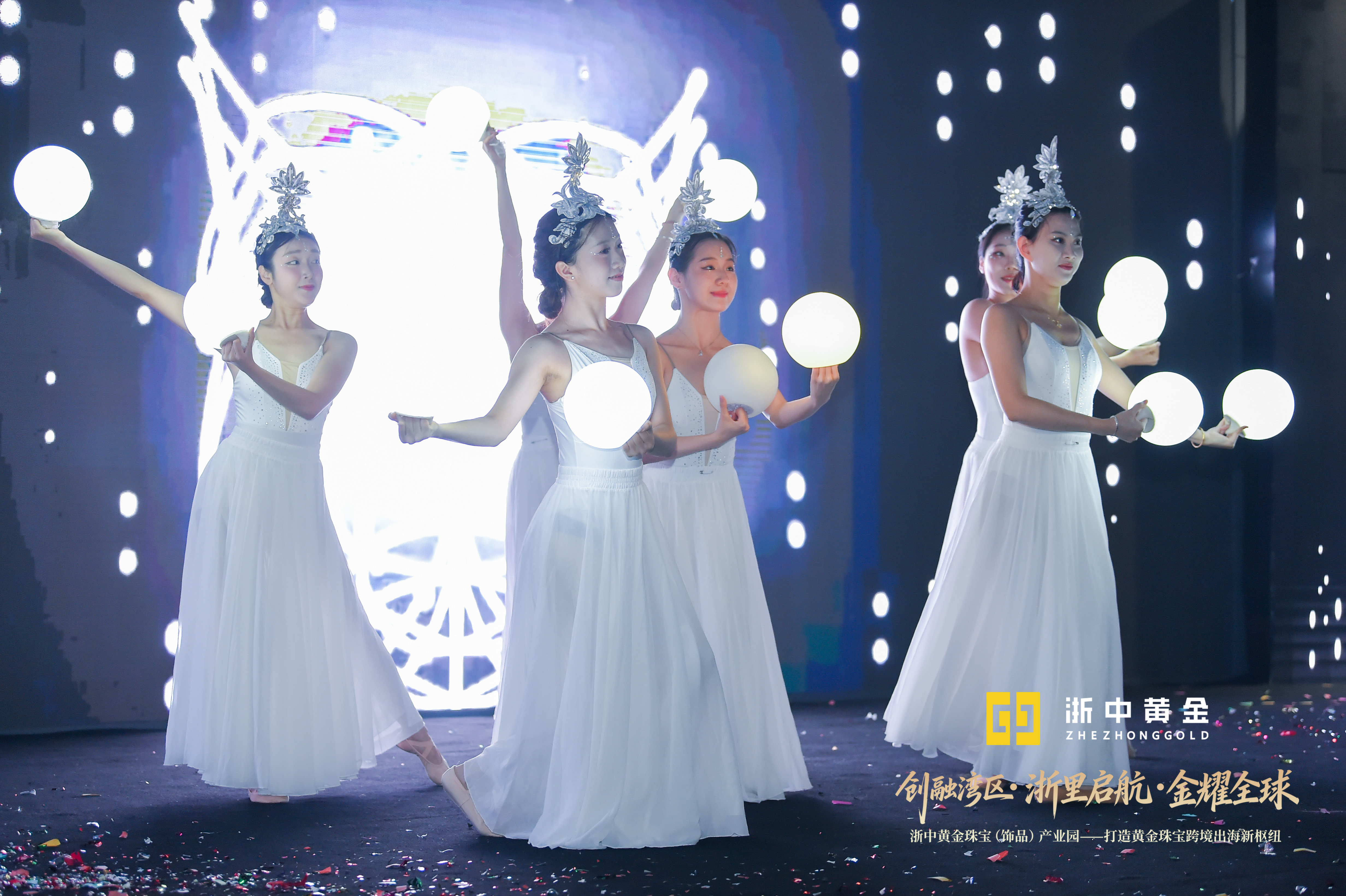2、灯光秀开场.png
