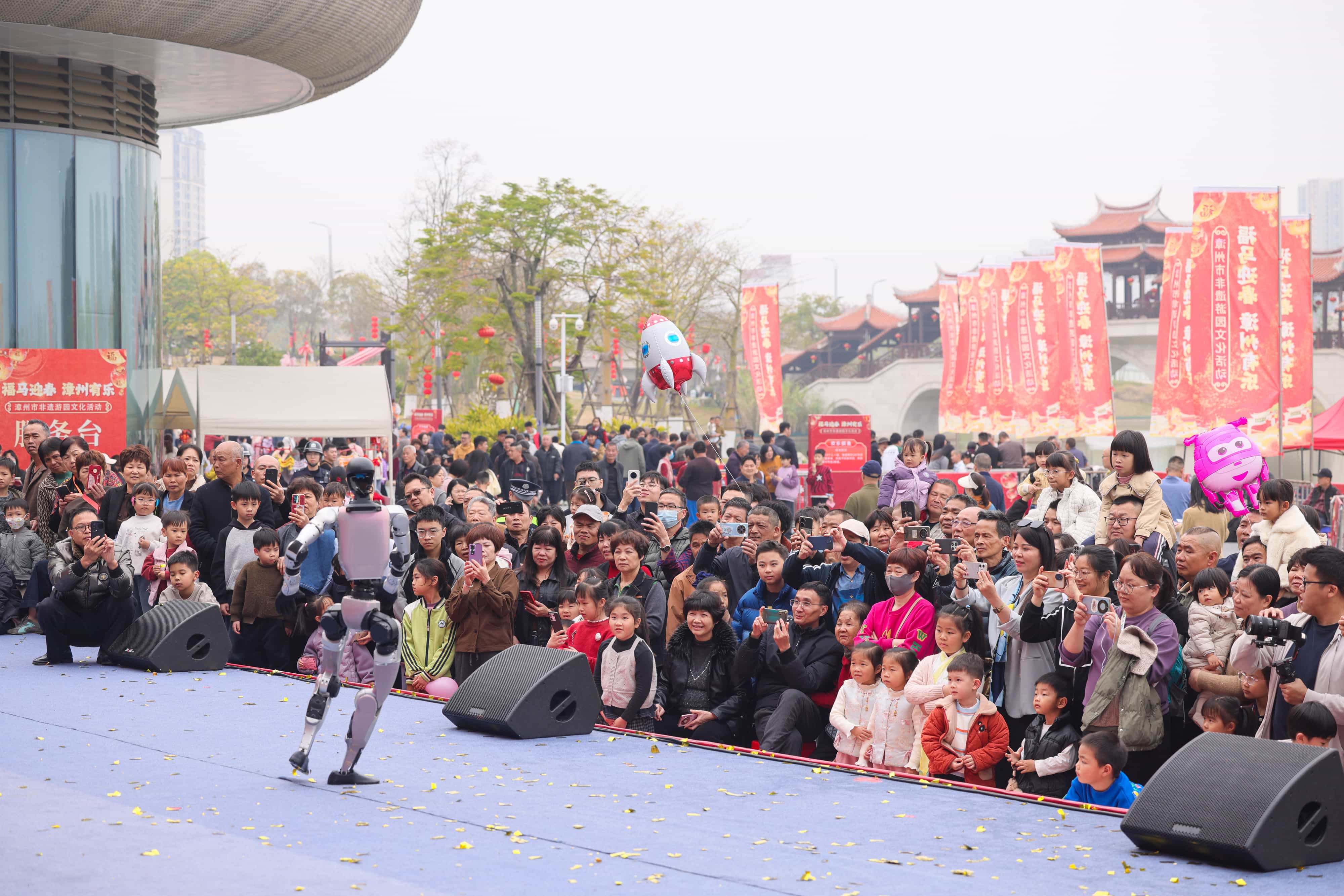 圖四：主舞台機器人表演.jpg