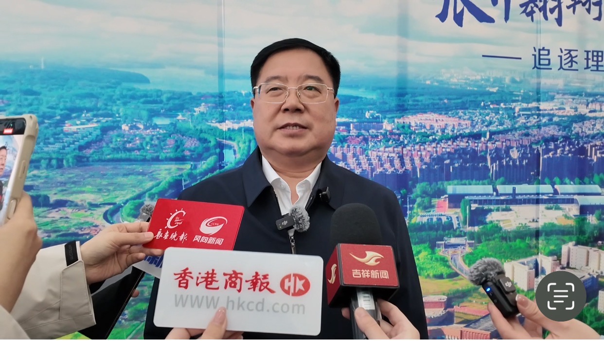 圖說二：吉林財經大學黨委書記 張炳輝接受記者集中採訪.jpg