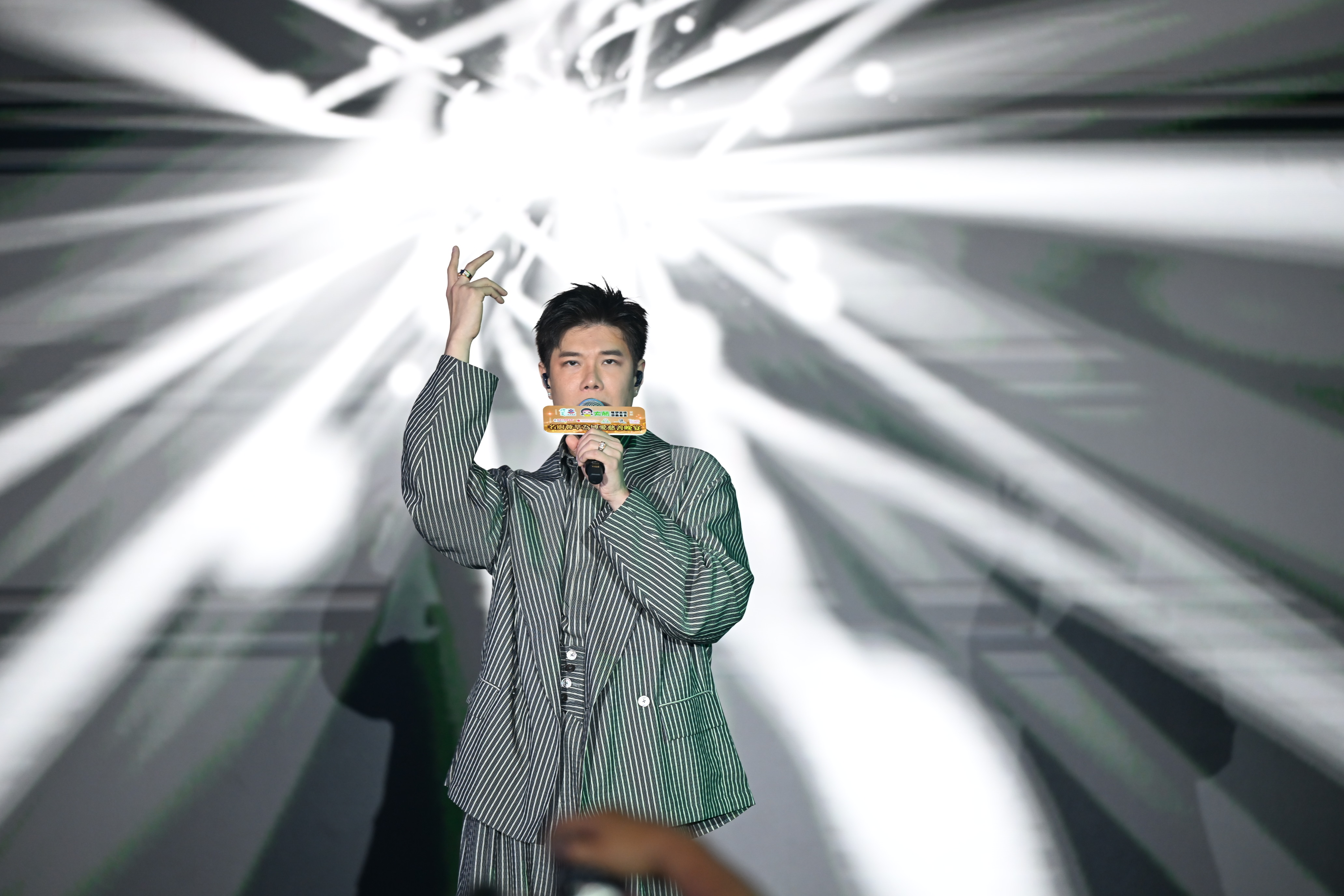 圖10 (a) - 晚宴獲得演藝界傾力支持,《中年好聲音3》亞軍得主張與辰賣力獻唱.JPG