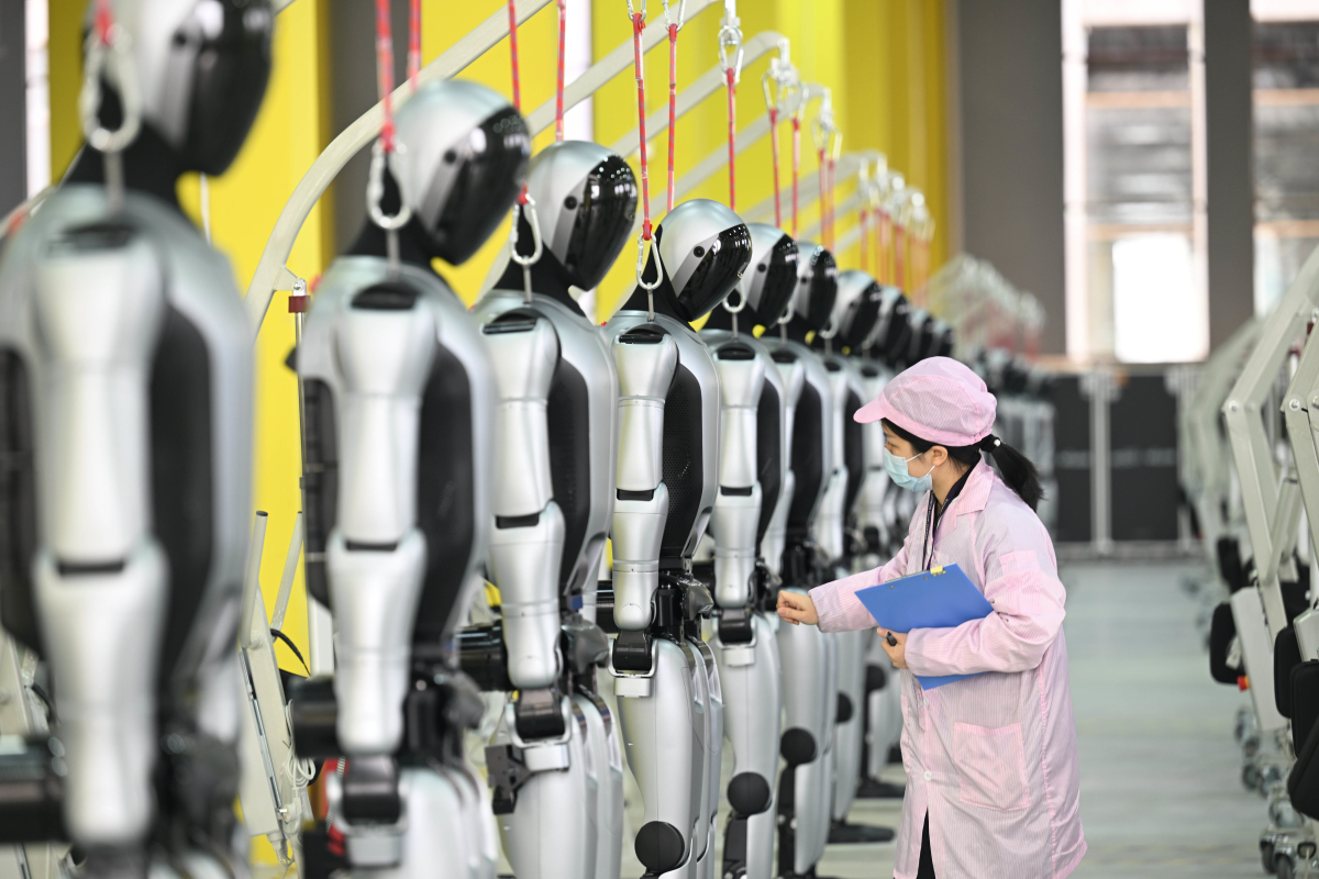 2、2025年12月26日，在廣西柳州市北部生態新區機械人產業園，工人檢查剛下線的工業人形機械人。(黎寒池 攝)_編輯.jpg