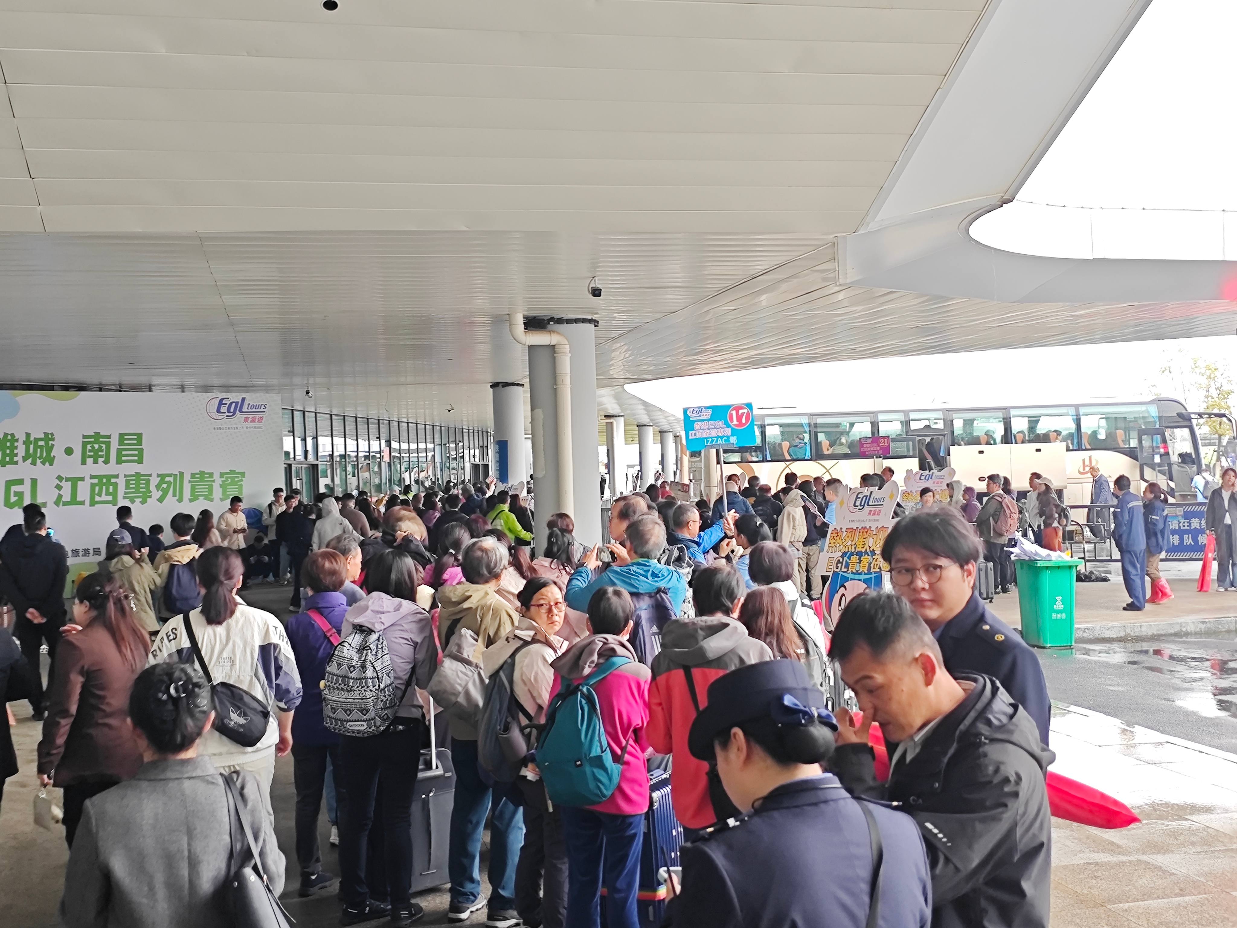 图1:千名香港游客抵达南昌东站(1).jpg