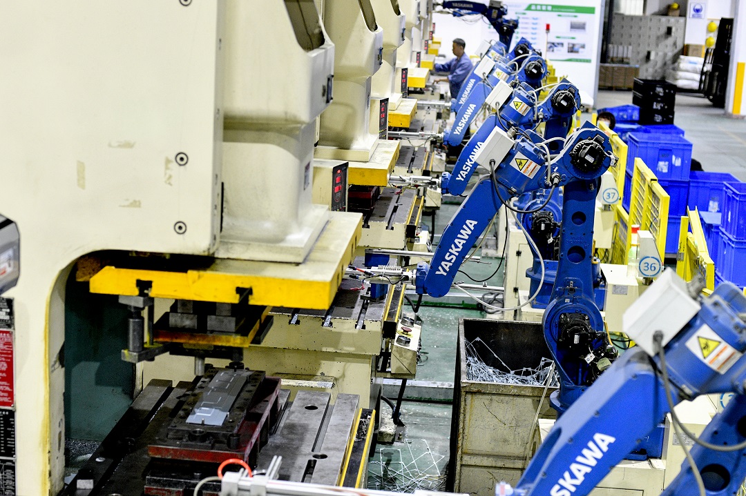 祥鑫科技的新能源汽车配件自动冲压生产线 占有兵摄.jpg