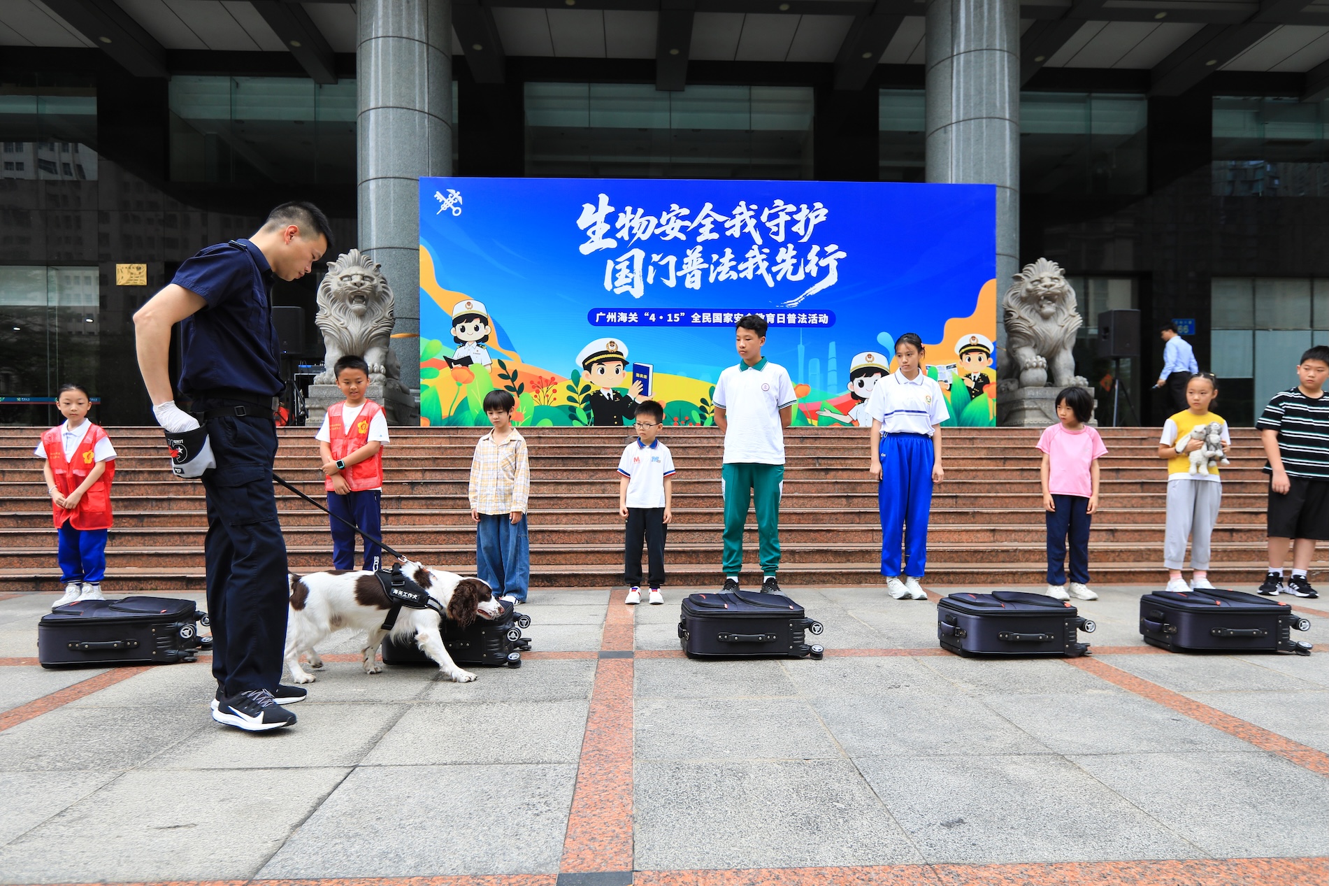 廣州海關監管工作犬開展外來物種搜查演示.jpg
