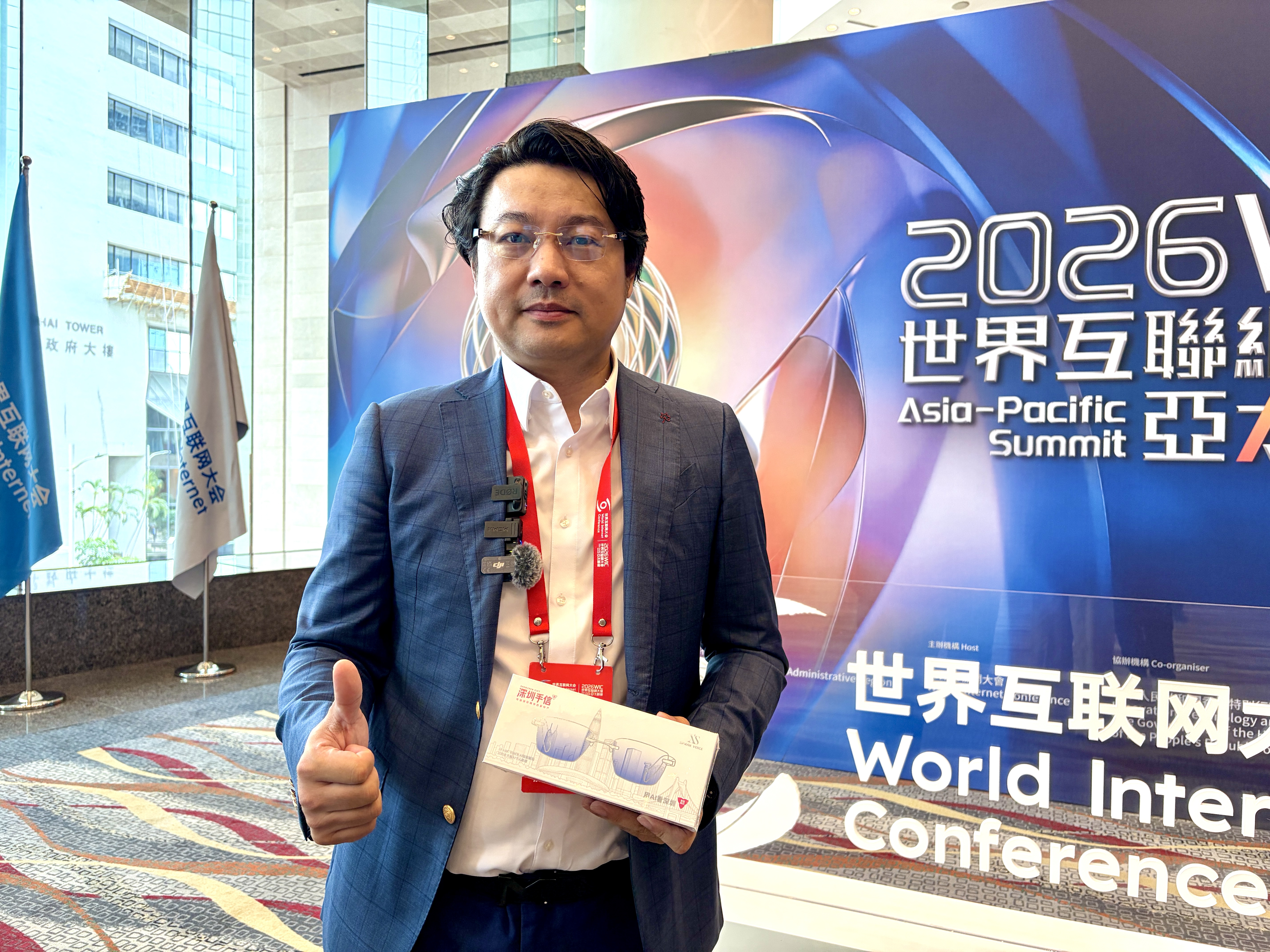 硅谷盖亚人工智能研究院执行院长胡杰森展示其团队研发的AI智能眼镜，该产品入选“华强北八骏”热销榜。（记者 陈彦洁摄）jpg.jpg