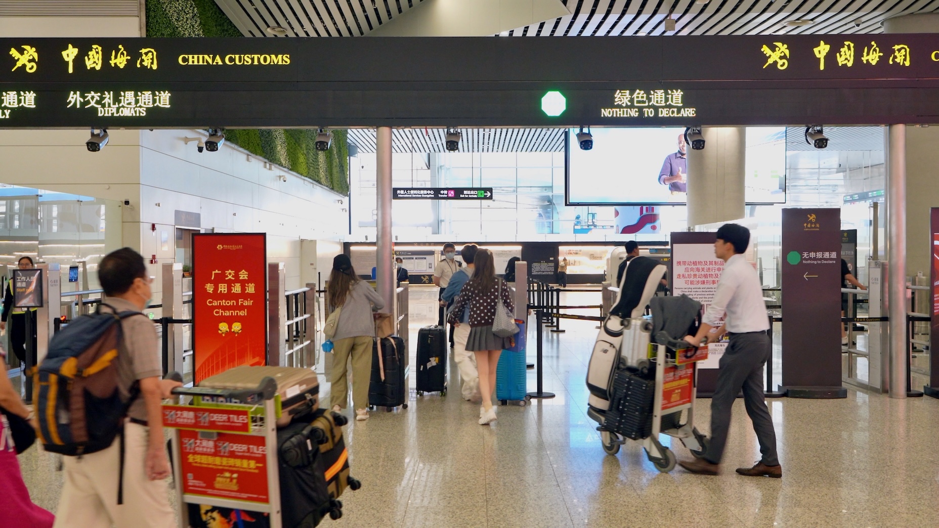 廣州海關在廣州白雲機場口岸設立廣交會專用通道，服務保障第139屆廣交會參展客商高效通關（韓建全 攝）.jpg