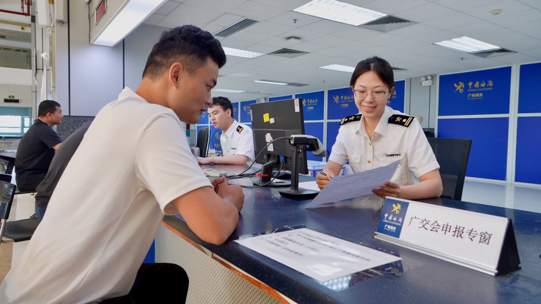 廣州海關設置廣交會申報專窗，方便企業辦理第139屆廣交會進境展品通關手續 （韓建全 攝）.jpg