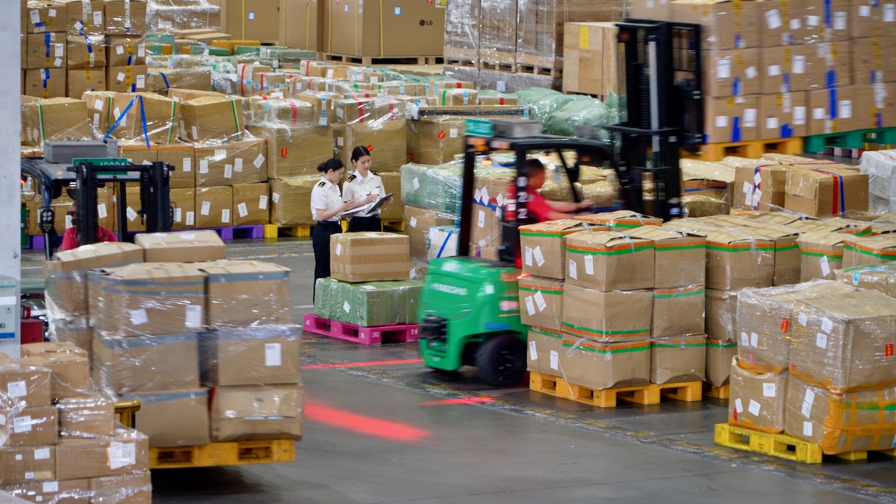 第139屆廣交會開幕前夕，廣州海關關員對進出口貨物進行監管（韓建全 攝）.jpg