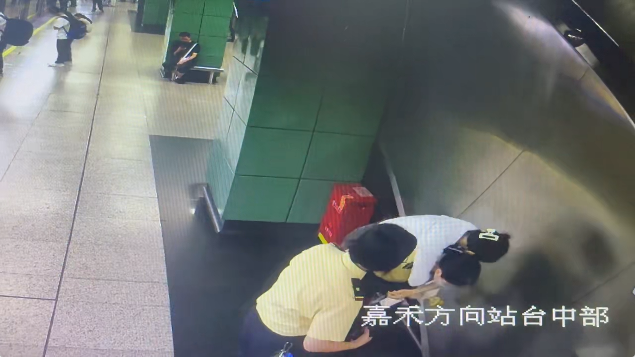 地鐵廣州火車站工作人員背起女乘客.png
