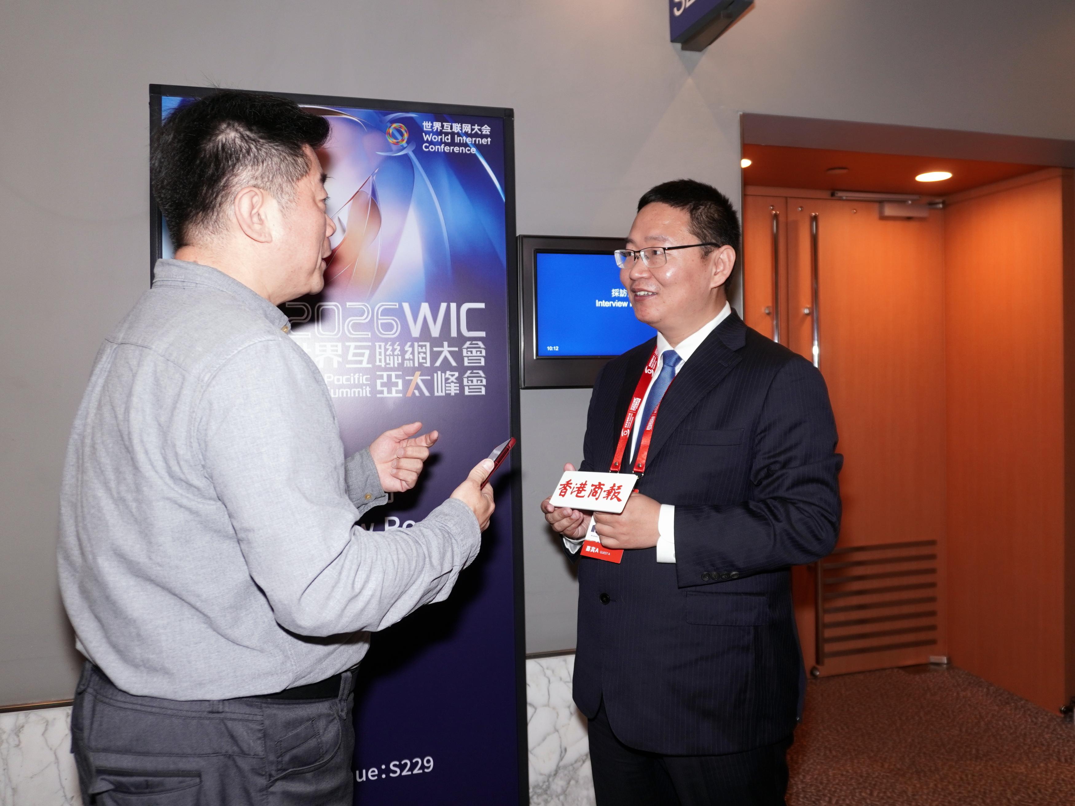 圖片2:本報記者在世界互聯網大會亞太峰會上採訪萬聯易達集團副總裁杜新凱.jpg