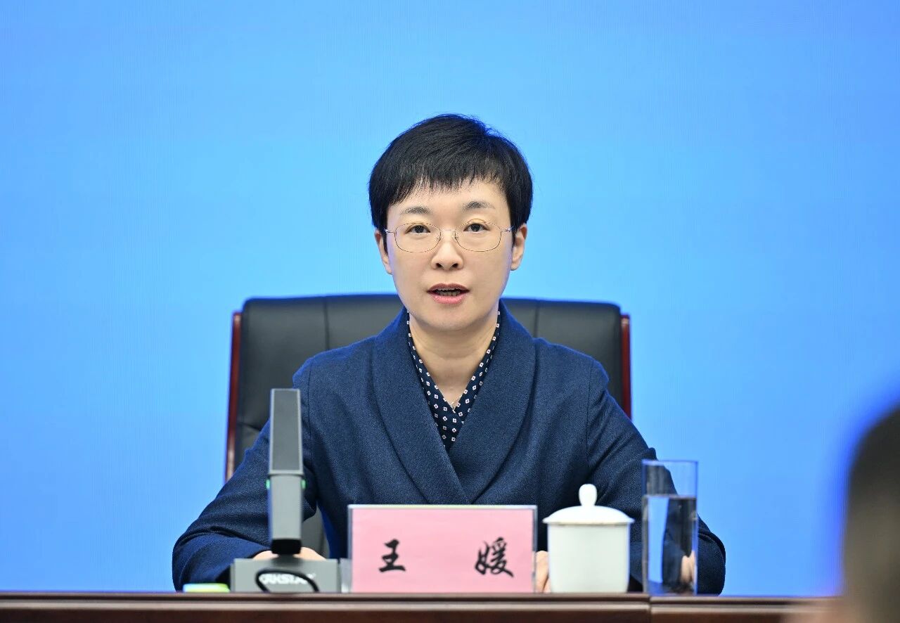 圖說二：吉林市文化廣播電視和旅遊局局長 王媛回答香港商報記者提問.jpg