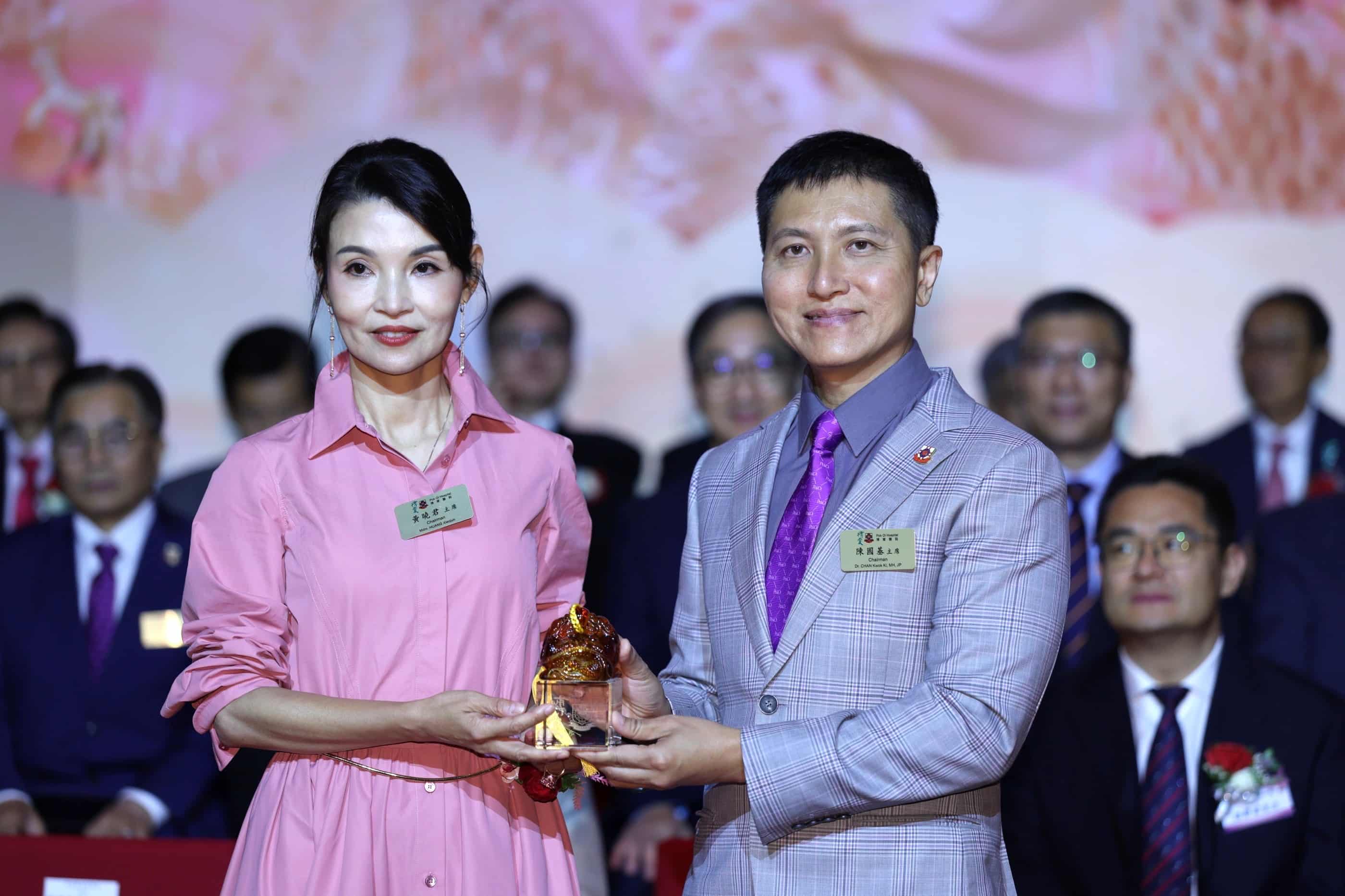 圖六_博愛醫院丙午年董事局主席陳國基博士, MH, JP於乙巳年董事局黃曉君主席手上接受印信，正式帶領著新一屆董事局繼續弘揚「博愛精神」。.JPG