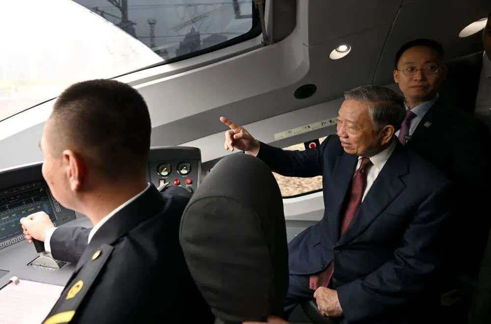 2、4月16日上午，越共中央總書記、國家主席蘇林乘高鐵離開北京，啟程前往廣西，繼續在中國的訪問行程。新華社記者 戴天放 攝.jpg