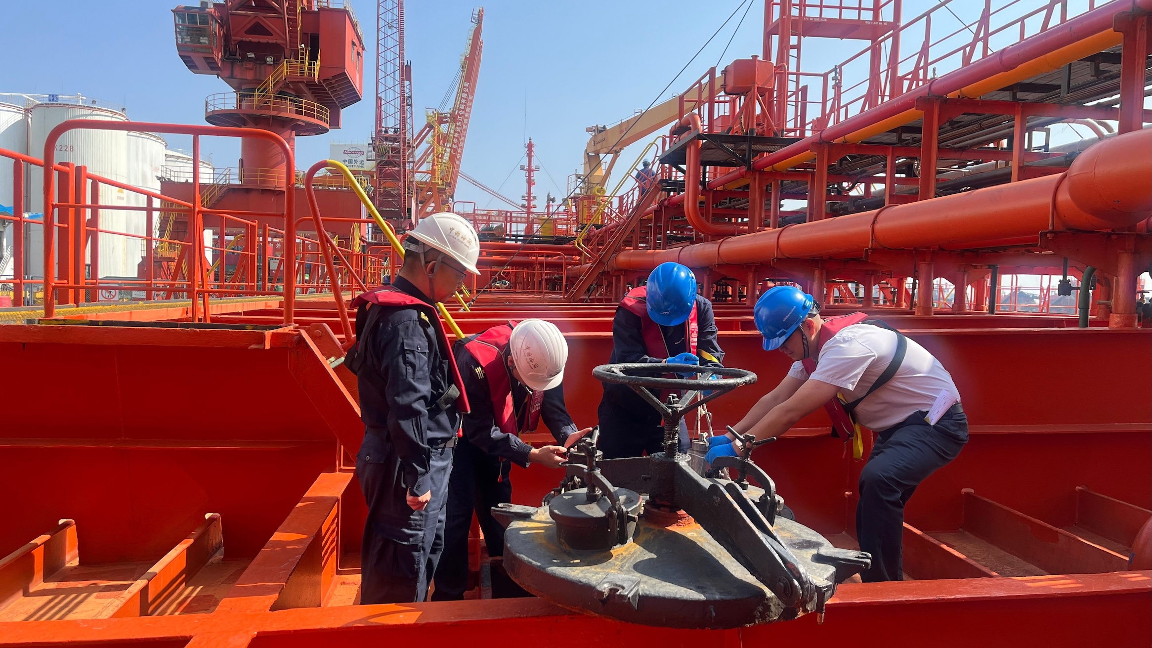 黃埔海關所屬黃埔新港海關關員對進口棕櫚油開展查驗 陳功攝 (1).jpg