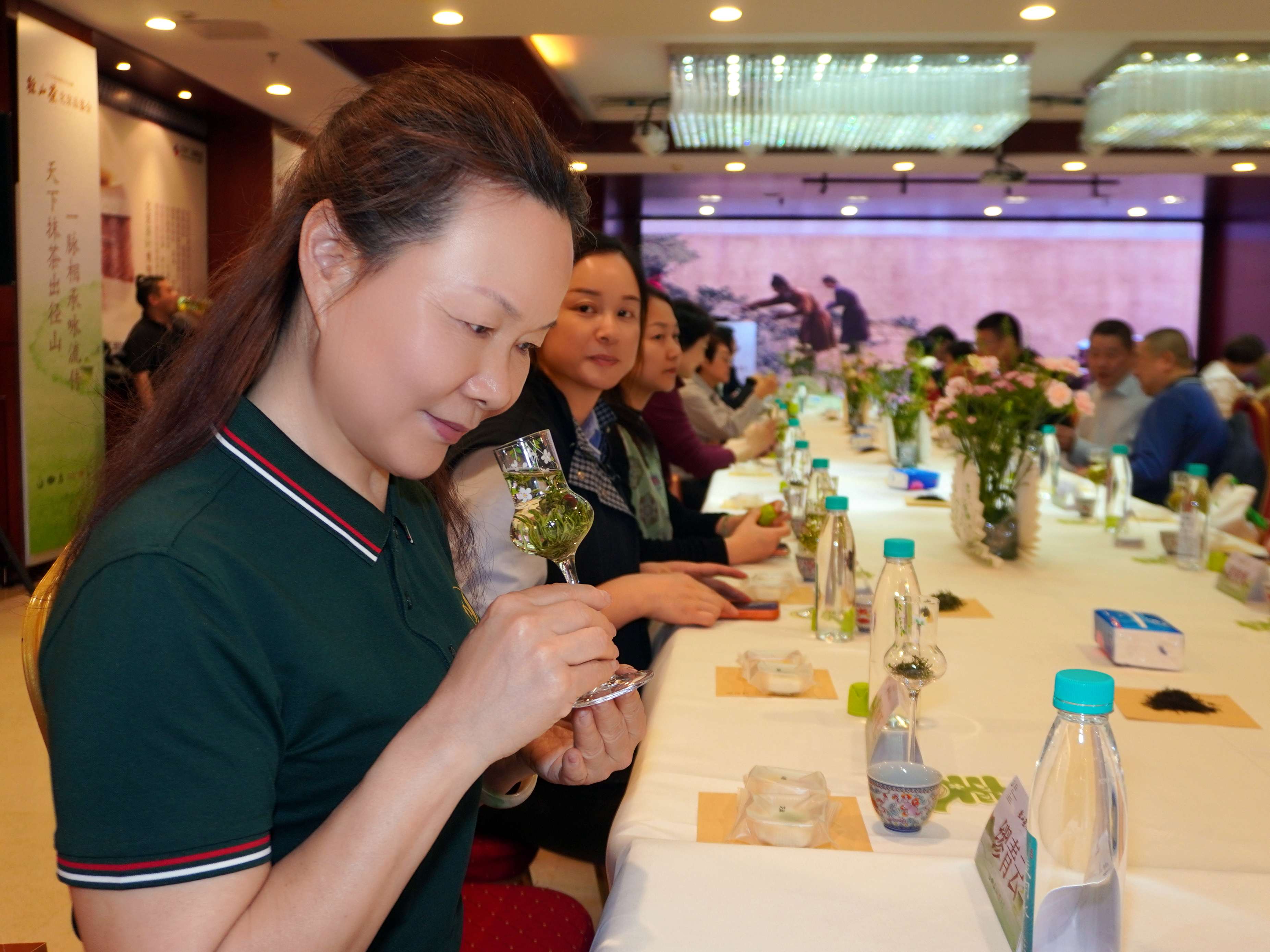 圖片3：活動現場，北京市茶葉協會副會長繆青雲在品鑒徑山茶.jpg
