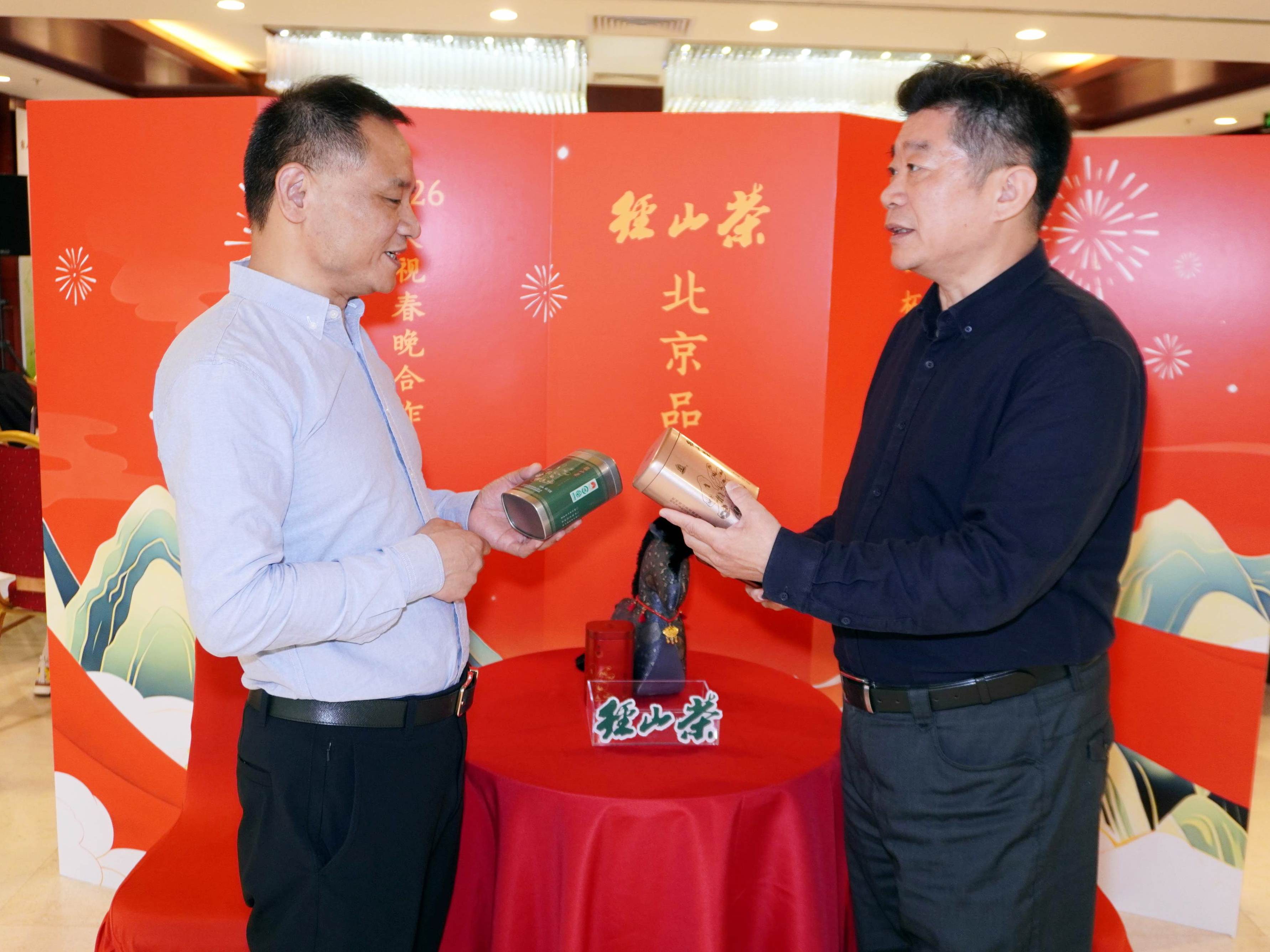 圖片5： 余杭文旅集團副總經理、杭州徑山茶發展有限公司董事長施鴻鑫向記者介紹“徑山茶”的前世今生.jpg