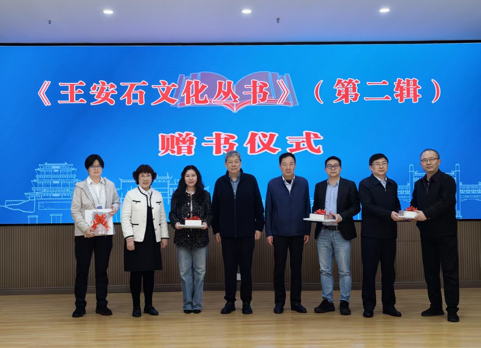 图1:赠书仪式.jpg