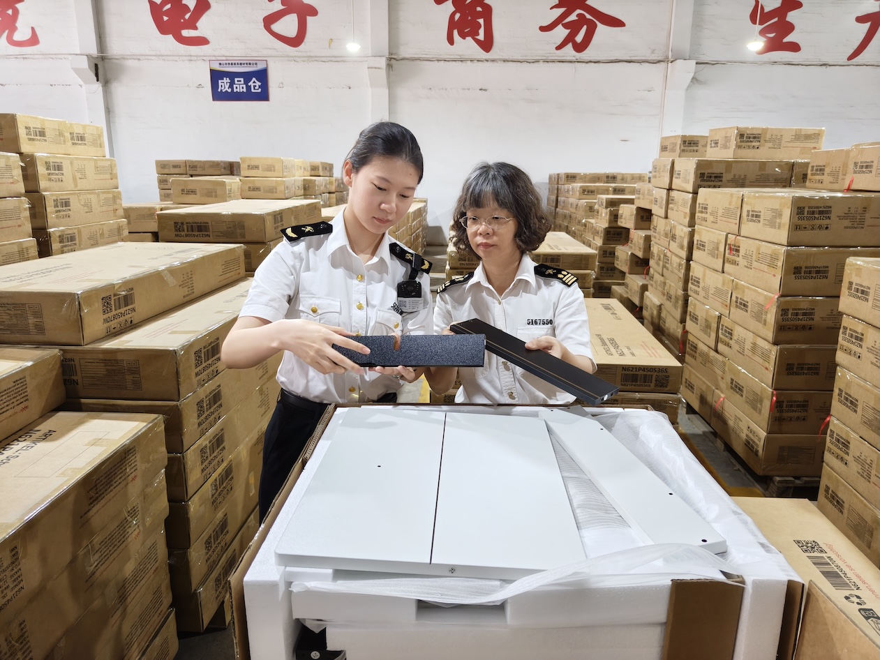 圖為：佛山海關駐高明辦事處關員到家具生產企業對出口邊櫃開展屬地查檢.jpg