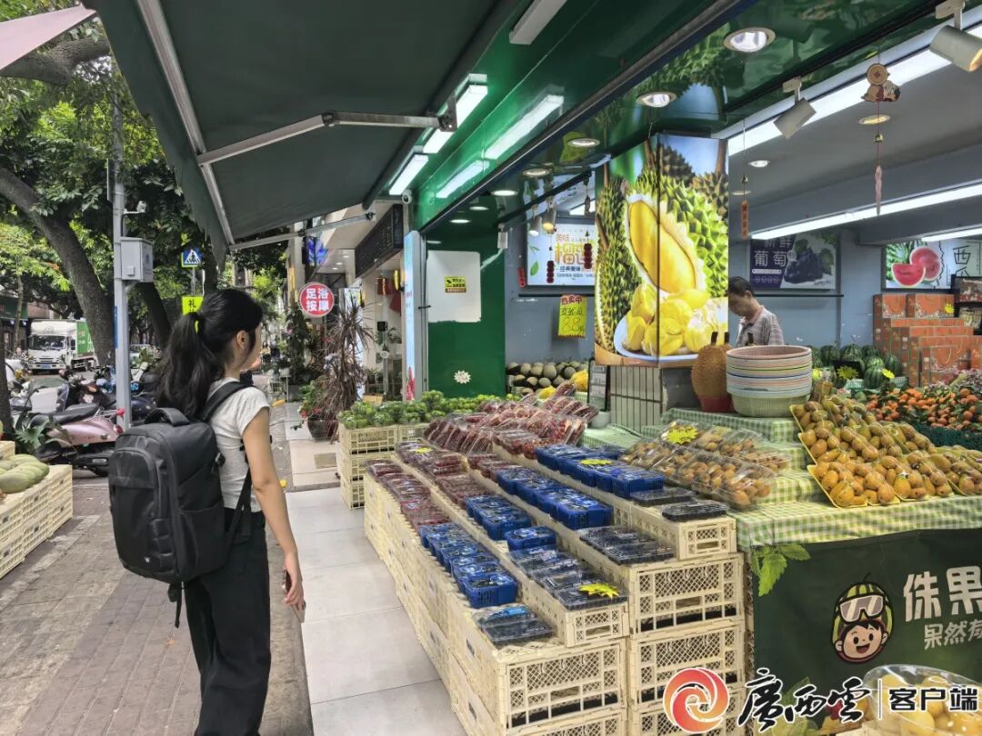圖1 南寧市街頭的一家水果店，琳琅滿目的進口與國產鮮果整齊陳列。(廣西雲-廣西日報記者 郭燕群 攝).jpg