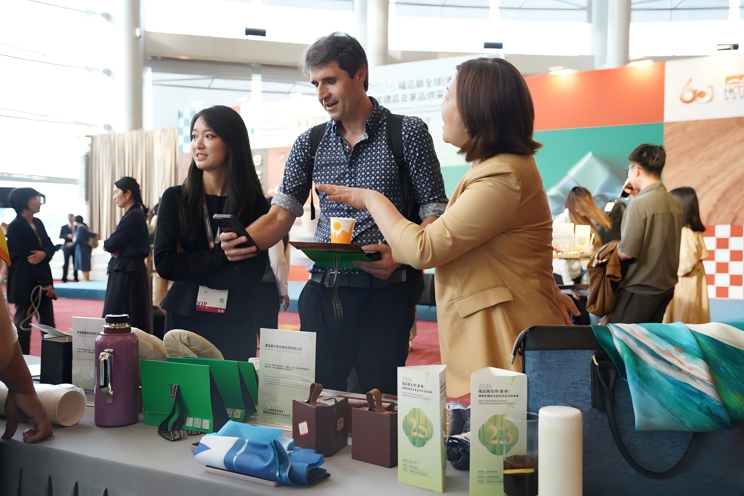 圖三：採購商與參展企業交流.jpg