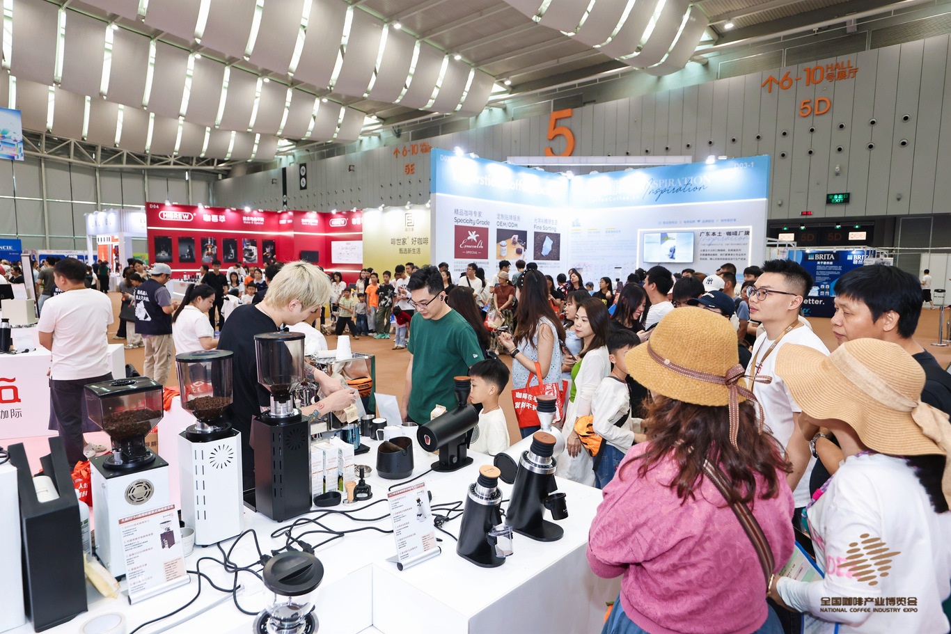 图5、观众现场品鉴特色咖啡.jpg