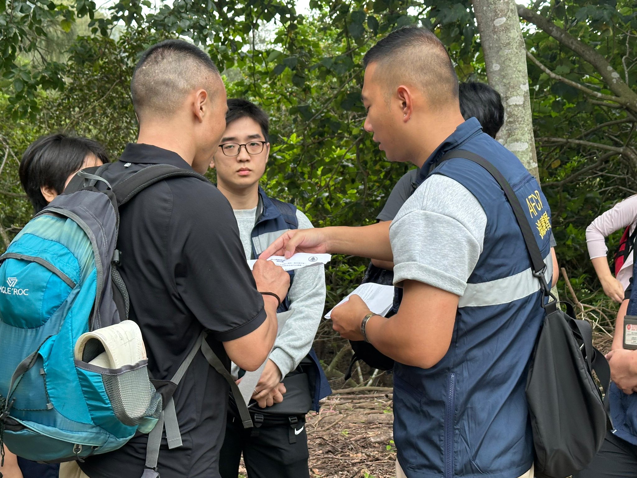 漁護署持續打擊違法行為，向亂拋垃圾人士發出定額罰款通知書.jpg