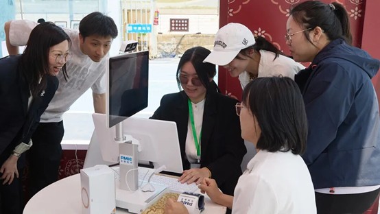 圖1：在「本草康養區」精華製藥展區，遊客體驗電子問診.jpg