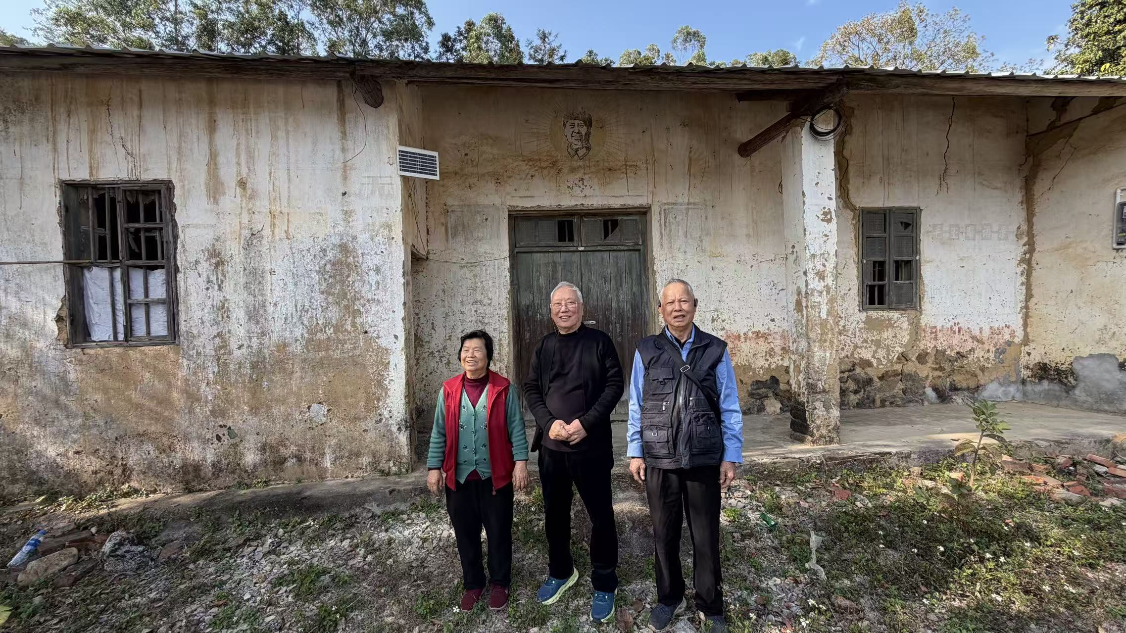 3、石坝黄山洞诊室旧址，刘尚礼（中）与原石坝公社卫生院院长朱继农（右），周房𡛕合影.jpeg