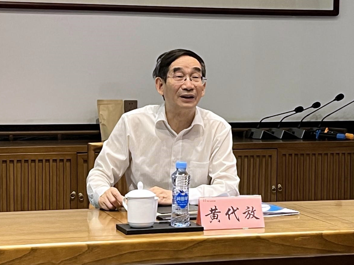圖片2：泰豪集團董事局主席黃代放就雙向賦能共謀產教融合建言.jpg