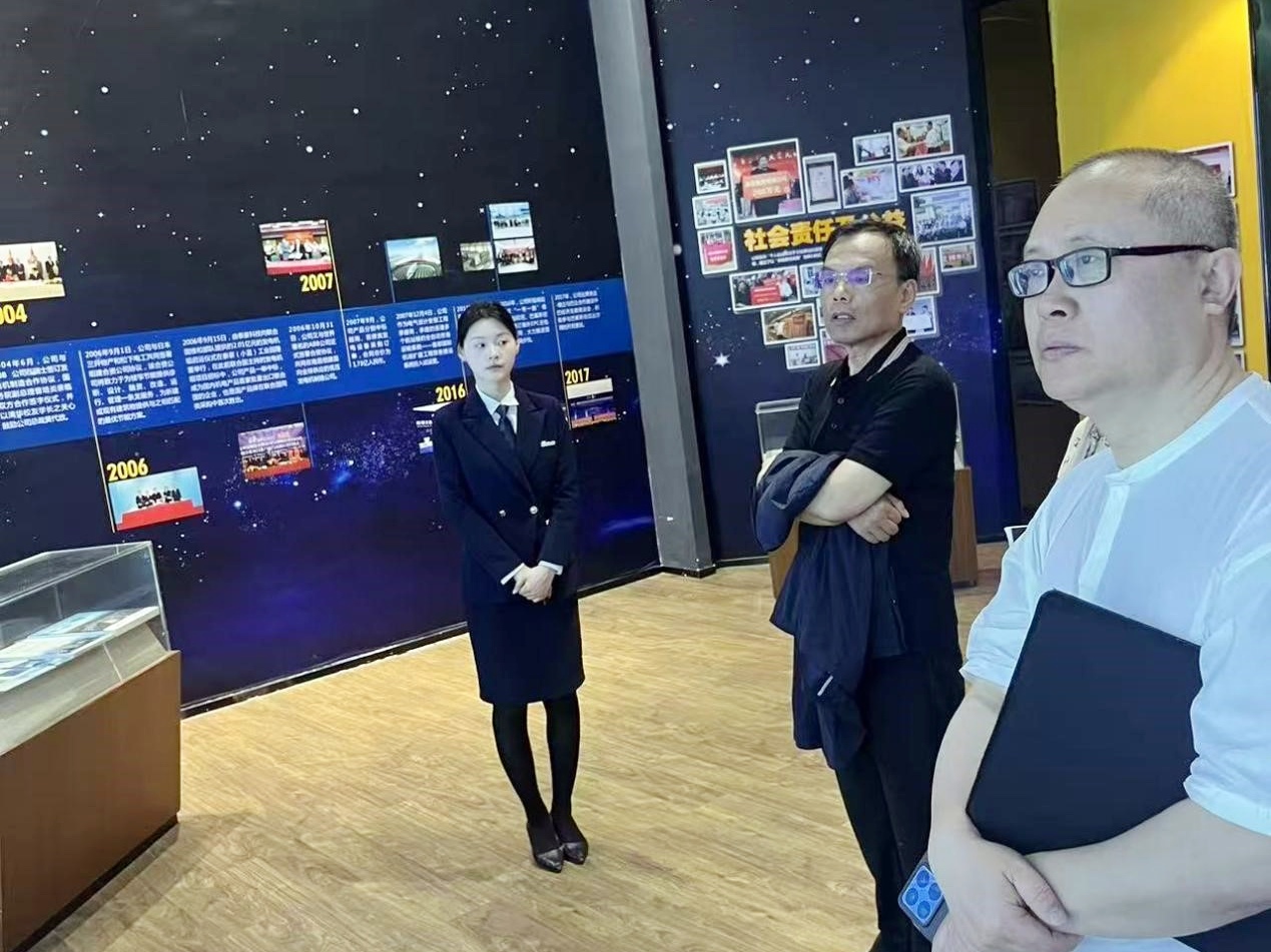 圖片3：中科智庫主任劉末（中）、執行主任曹保印（右）考察南昌科技職業大學.jpg