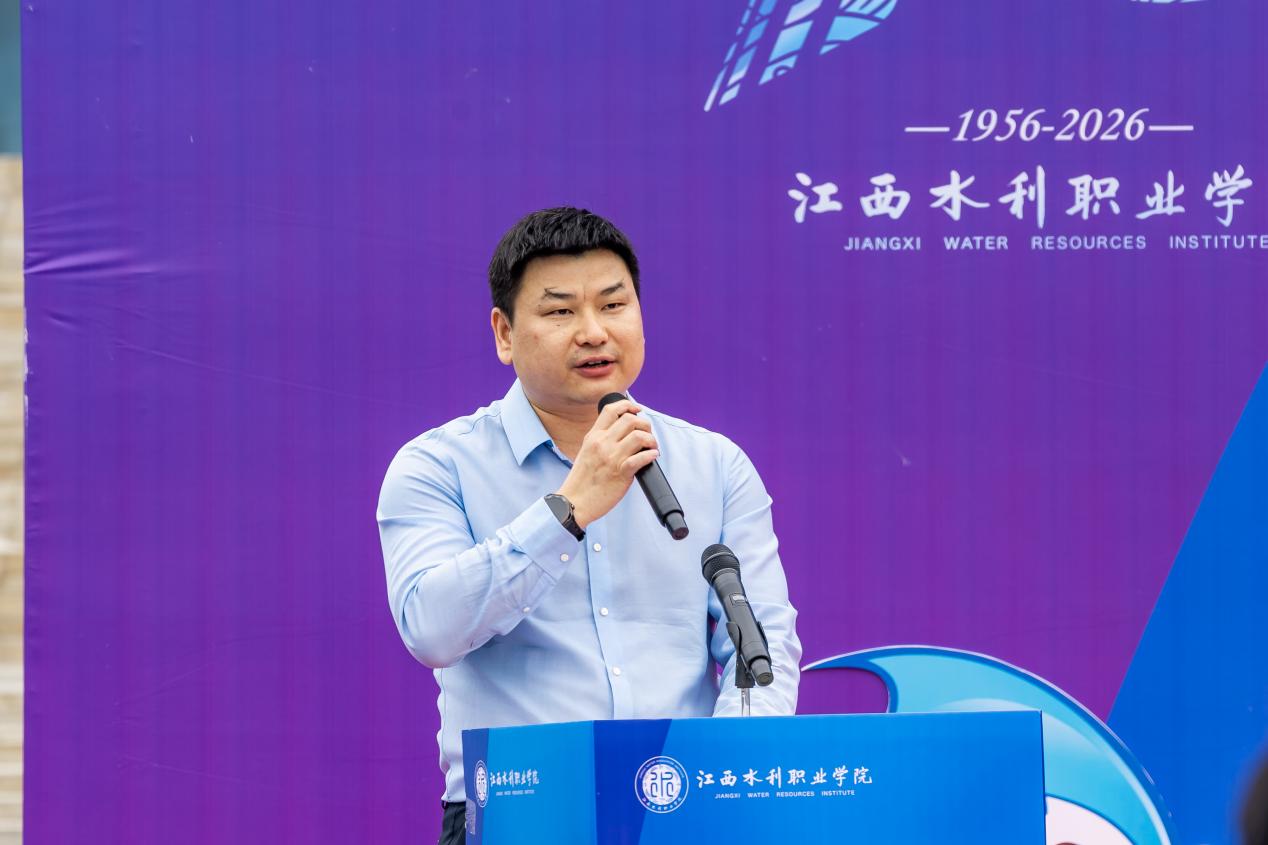 圖2：校友代表章文兵發言.jpg