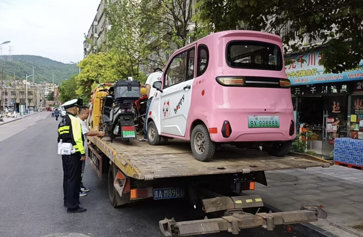 圖2:交通管理大隊執法人員在現場執法.jpg