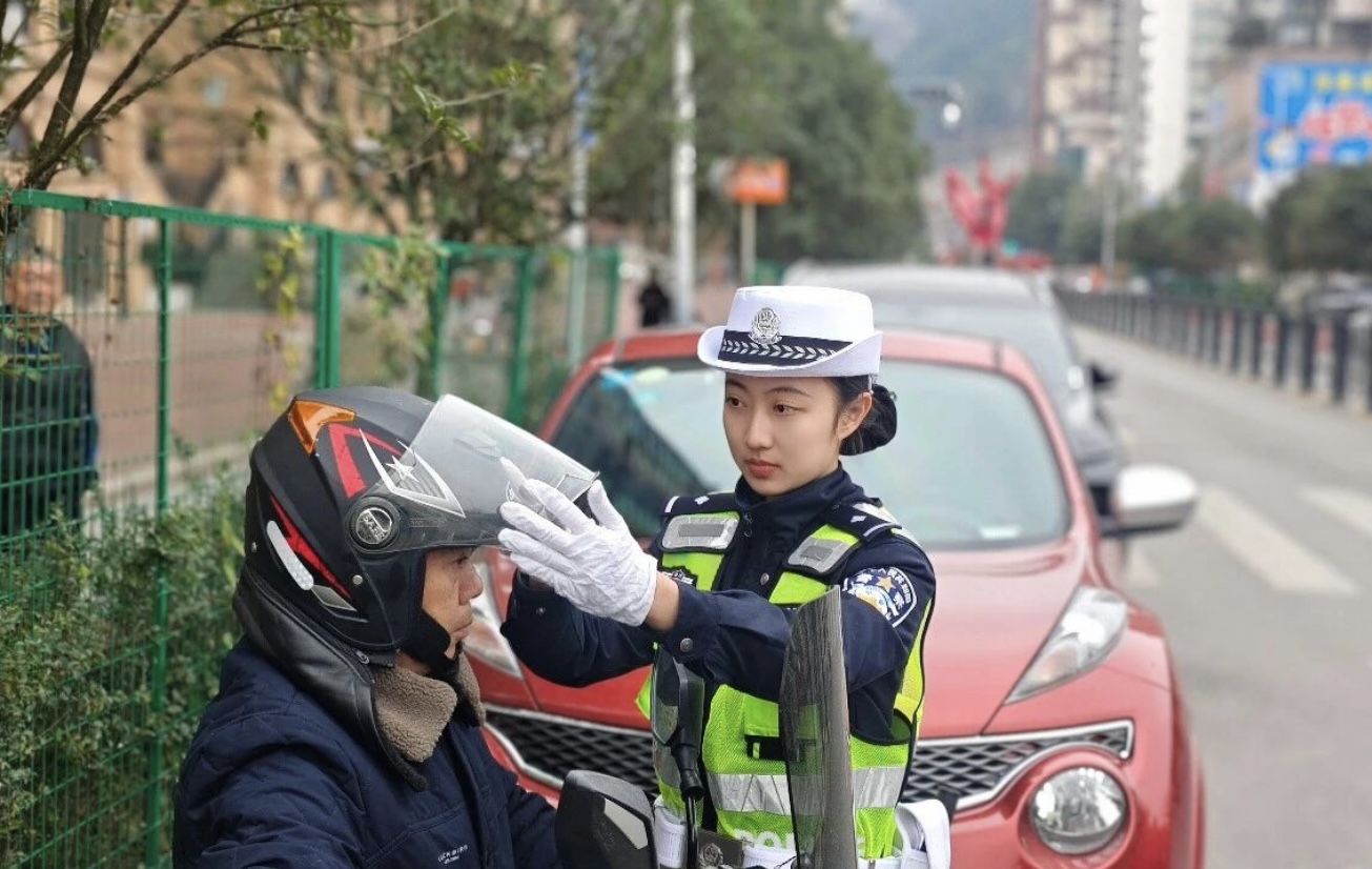 圖3:息烽交警開展校園周邊「三車」交通秩序整治.jpg