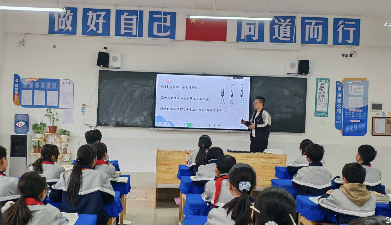 圖3:學生們正在嶄新的教室里認真聽課.jpg
