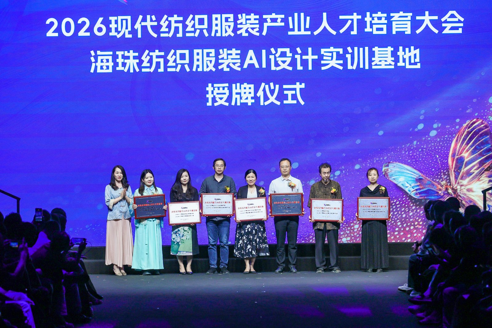 LOVE6342.JPG~tplv-9lv23dm2t1-resize-animforce-v1_1600_3000_gif.jpeg