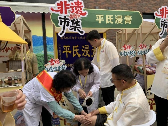 圖說一：活動現場非遺傳承人老師親自展示技藝，接待來自世界各地及國內大江南北的遊客.jpg