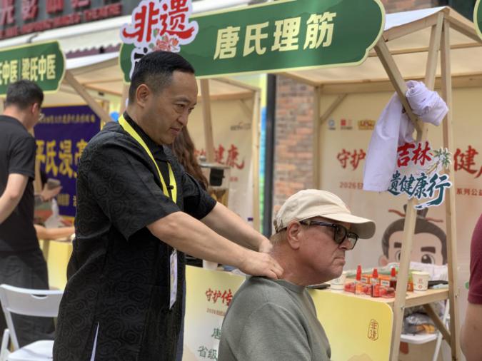 圖說二：來自美國的訪問學者69歲的DavidLemond體驗唐氏理筋獨特的手法.jpg