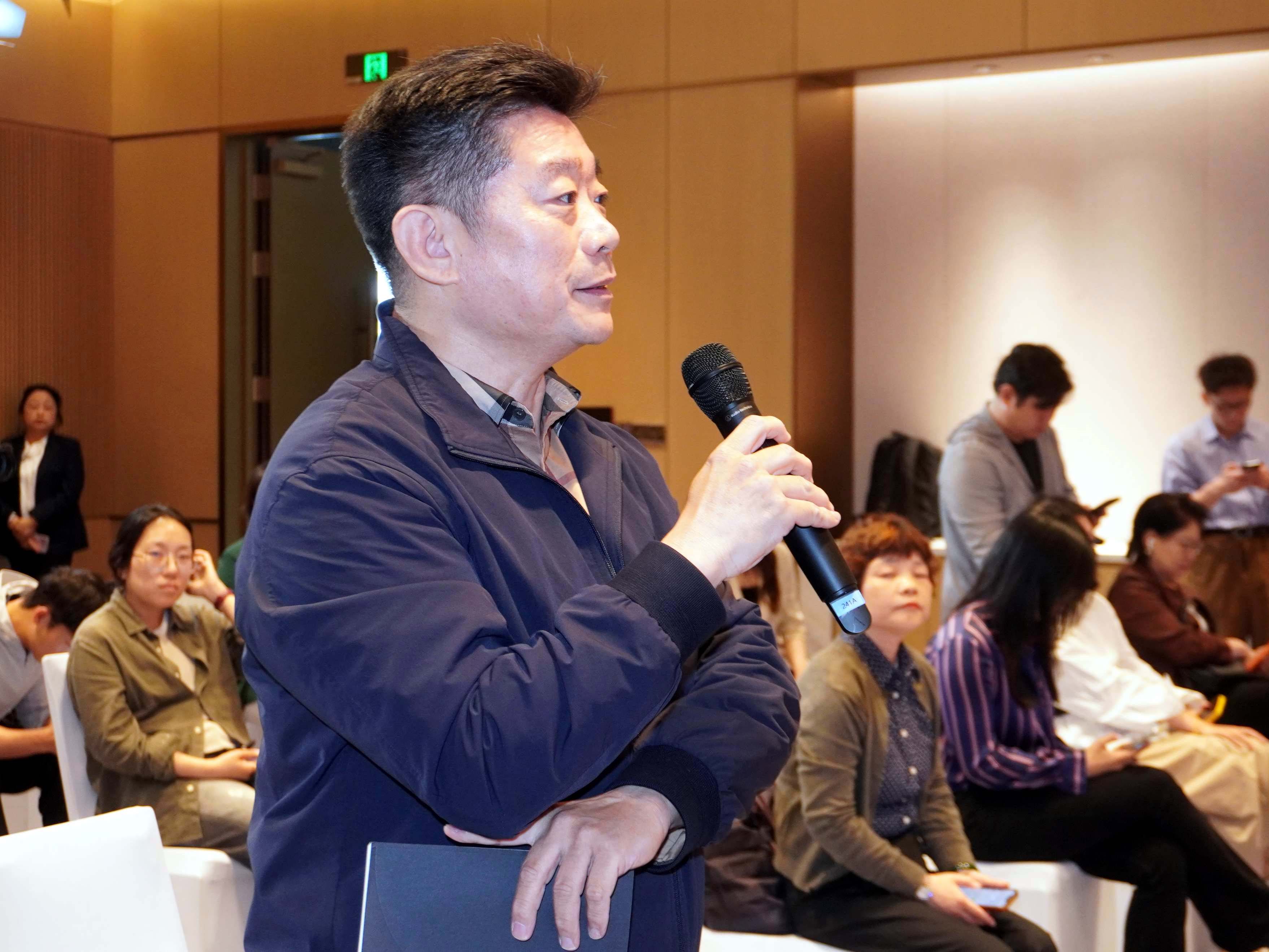 圖片3:本報記者提問挪威駐華大使館商務參贊漢寧(Henning Kristoffersen).jpg