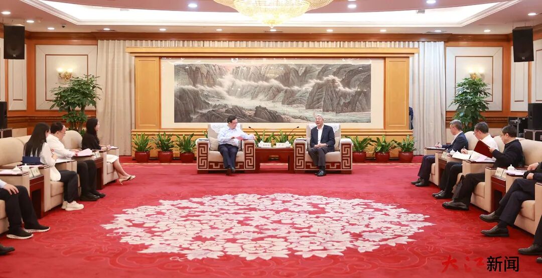 图3：尹弘会见相关企业代表.jpg