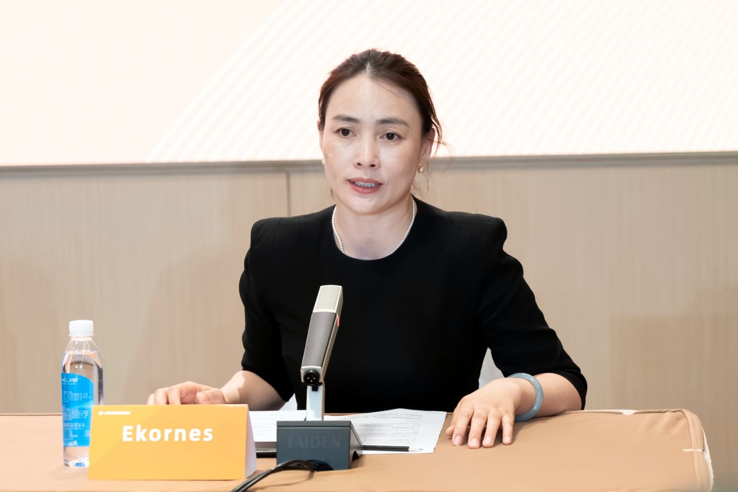 圖片2:曲美家居集團公共事務部總經理粟凡推介Ekornes產品.jpg