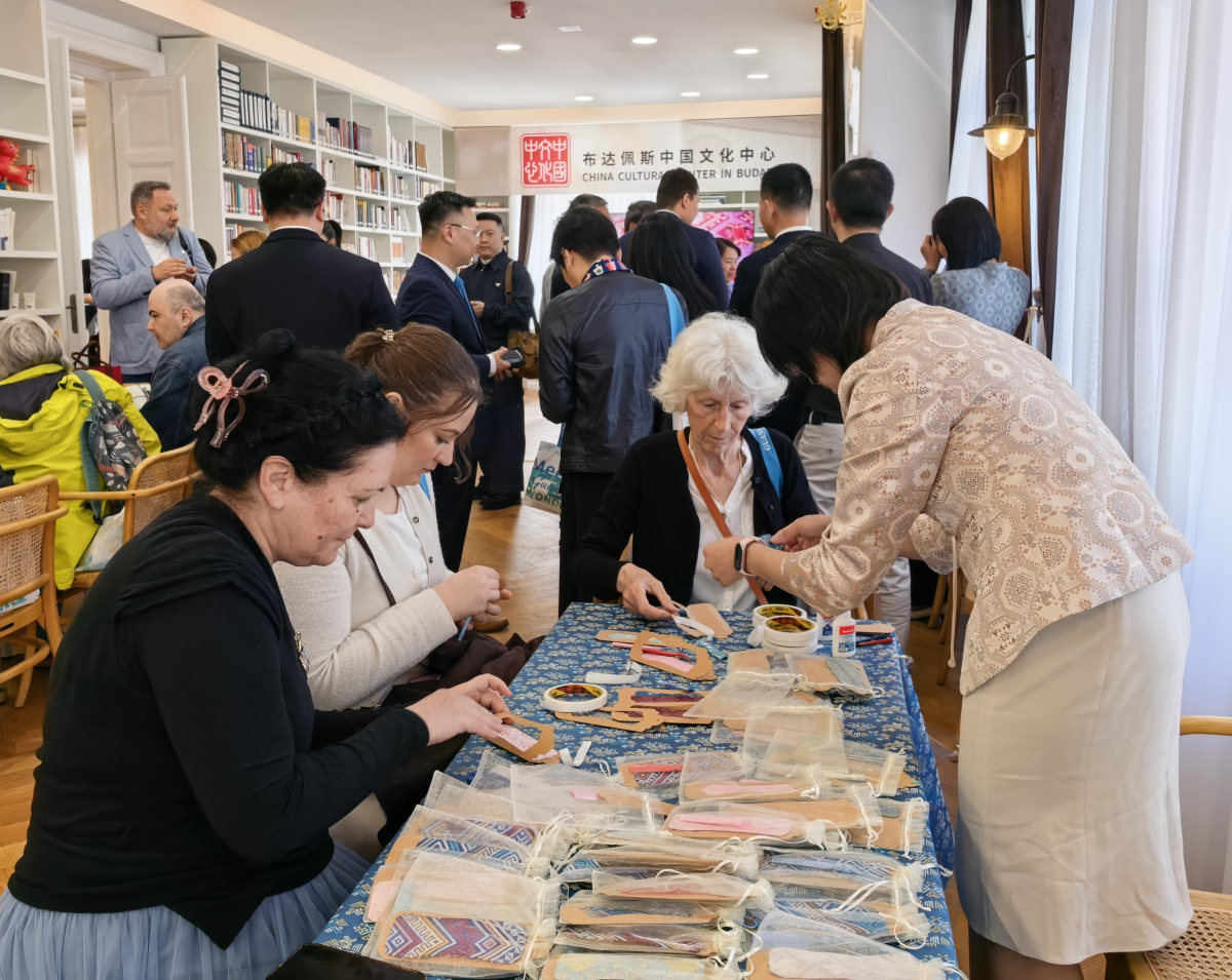 4、參會嘉賓體驗廣西特色非遺活動.jpg
