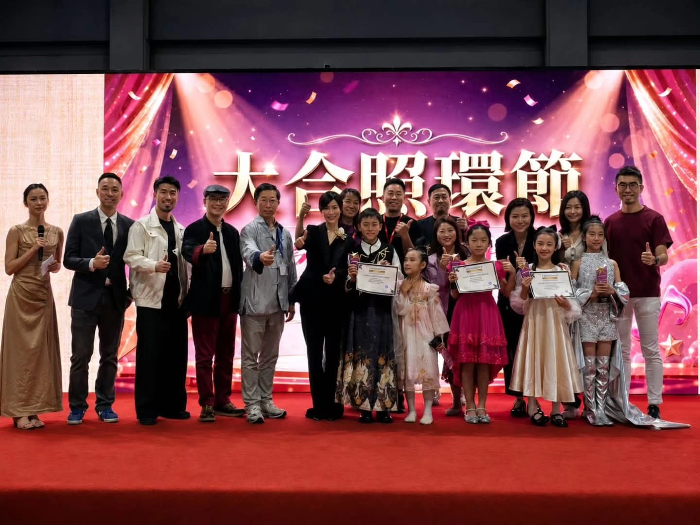 圖五:戲劇導師余軍樂(左三), 金石專家余健信與表演者家庭開心大合照.jpg