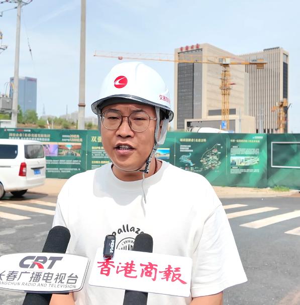 圖說一：隱秀長春項目負責人劉洋向記者介紹該項目開工情況.jpg