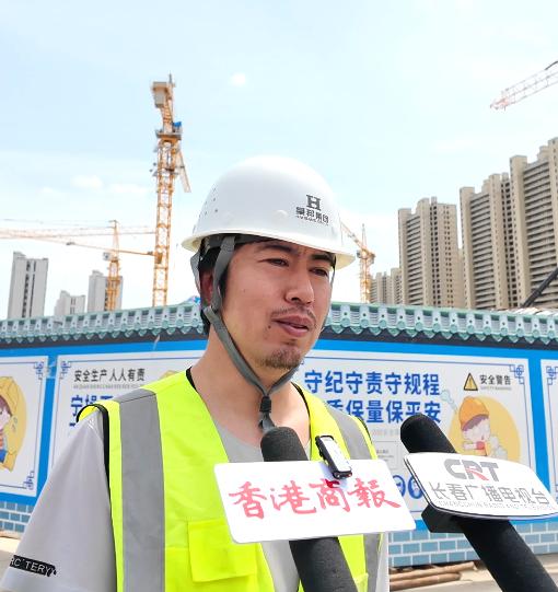 圖說二：豪邦·錦上天華項目土建工程師劉鐵向記者介紹該項目開工情況.jpg